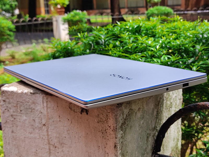 Honor MagicBook 15 Blue Azure Chamfered Edges